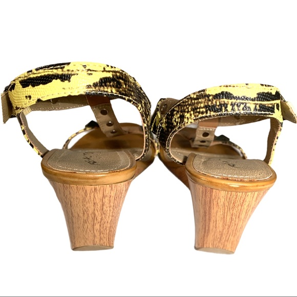 Reaction Kenneth Cole Strappy Sandals Wood Wedge Embellished Beads Open Toe Shoe - Picture 3 of 4